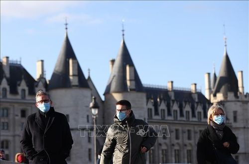 Người dân đeo khẩu trang phòng dịch COVID-19 tại Paris, Pháp. Ảnh: THX/TTXVN