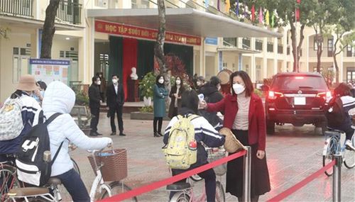 Học sinh trên địa bàn huyện Gia Lâm đến trường được kiểm tra thân nhiệt, sát khuẩn tay.