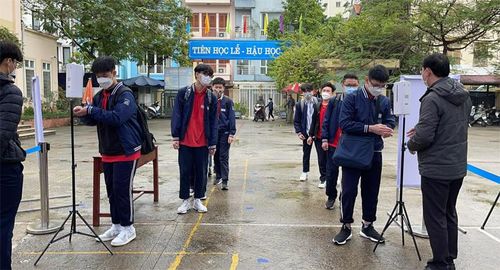 Học sinh Trường THCS Bế Văn Đàn (quận Đống Đa) tuân thủ nghiêm quy định phòng dịch khi đến trường.