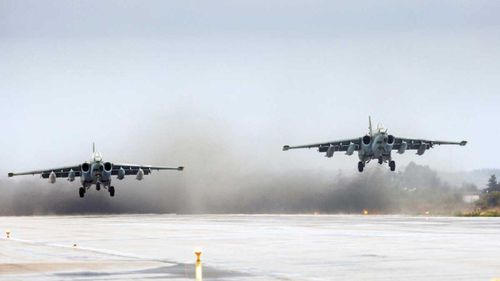 Vào mùa xuân năm ngoái, Nga cũng đã bố trí các máy bay Su-25 tại các sân bay gần Ukraine, đến tháng 5 lại đưa về vị trí đóng quân ban đầu. Tối đa chỉ mất vài ngày để huy động số máy bay Su-25 trở lại biên giới. Một phi đội Su-25 gần đây đã được triển khai tới Belarus để tham gia một cuộc tập trận và có thể sẽ ở lại để sẵn sàng chiến đấu nếu xung đột nổ ra.