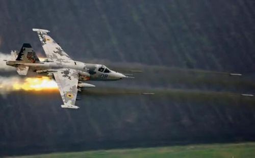 Trong chiến dịch không kích ngắn ngủi, cam go chống lại phe ly khai do Nga hậu thuẫn ở Donbas vào năm 2014 và 2015, lực lượng Không quân Ukraine đã mất 5 chiếc cường kích Su-25 trước các hành động đánh trả của đối phương. Chính những tổn thất đó đã buộc Kiev phải rút máy bay của mình khỏi Donbass và để mặc quân đội không có yểm trợ từ trên không.