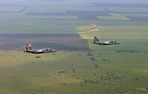 Trong khi đó, các phi công Su-25 Ukraine đã tham gia một cuộc tập trận không quân quy mô lớn vào tháng 12. Trong cuộc diễn tập, phi công Ukraine đã xuất hiện với khả năng bay cực thấp, đây là một kiểu chiến thuật được cho là giúp tránh bị radar đối phương phát hiện.