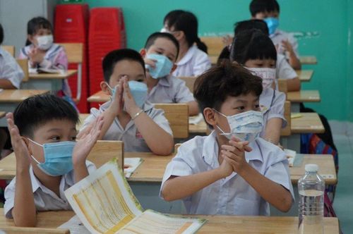 Học sinh tiểu học có ngày "tựu trường" sau hơn 5 tháng học online. Ảnh: NH.