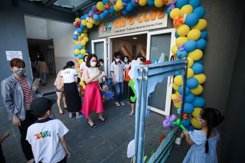 Sáng 14/2, học sinh mầm non tại TP.HCM được bố trí đo nhiệt độ, rửa tay cho học sinh trước khi vào lớp. Ảnh: Phương Lâm.