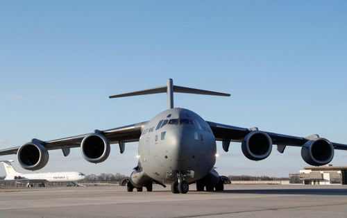  Máy bay vận chuyển lô tên lửa phòng không Stinger và đạn dược từ Lithuania tới Ukraine hạ cánh ở sân bay quốc tế Boryspil, bên ngoài thủ đô Kiev hôm 13/2. 