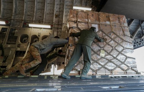  Tới nay, Ukraine đã nhận gần 1.500 tấn đạn dược do 17 chuyến bay đưa tới, ông Reznikov thông báo trên Twitter. 