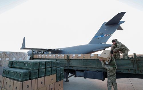  Cùng ngày 13/2, trong cuộc điện đàm kéo dài 50 phút với Tổng thống Mỹ Joe Biden, Tổng thống Ukraine Volodymyr Zelensky đã yêu cầu người đứng đầu Nhà Trắng hỗ trợ nhiều hơn về quân sự và tài chính, bao gồm cả việc cung cấp các loại vũ khí tiên tiến hơn. Một quan chức nói với CNN rằng nhà lãnh đạo Ukraine nhấn mạnh điều này nhằm “cho Tổng thống Vladimir Putin thấy phương Tây sát cánh cùng Ukraine và tác động từ việc leo thang sẽ không mang lại kết quả gì”. 