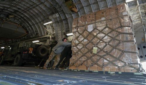 Ukraine nhận lô đạn dược, tên lửa, xe Humvee từ Lithuania. Ảnh: Reuters