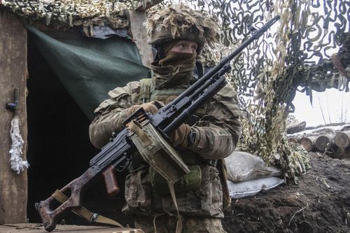 Binh sĩ đứng ở ranh giới ngăn cách với lực lượng thân Nga ở vùng Donetsk, miền Đông Ukraine. Ảnh: AP.