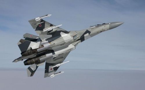 Xét trên nhiều mặt Su-35S vẫn tỏ ra vượt trội hơn F-15EX cả trong nhiệm vụ chiếm ưu thế trên không lẫn tấn công mặt đất. (Ảnh: Suwalls)