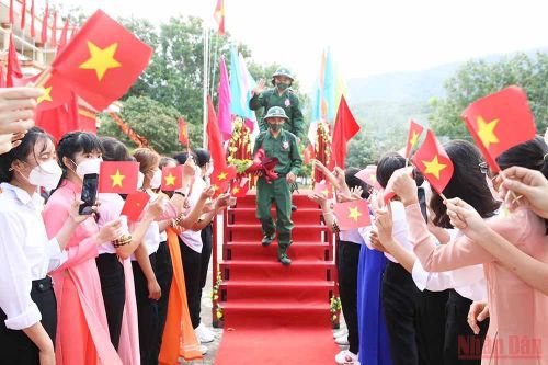 Thanh niên các địa phương ở Ninh Thuận chúc mừng và tiễn các thanh niên trúng tuyển lên đường. (Ảnh: Nguyễn Trung)