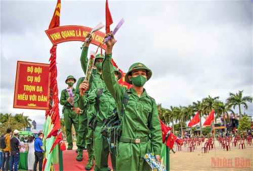 Thanh niên tỉnh Đắk Lắk hăng hái lên đường thực hiện nghĩa vụ quân sự năm 2022. (Ảnh: Nguyễn Công Lý)