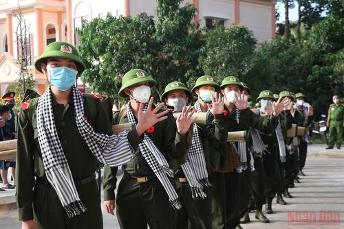 Thanh niên thành phố Bến Tre, tỉnh Bến Tre hăng hái lên đường nhập ngũ. (Ảnh: Hoàng Trung)