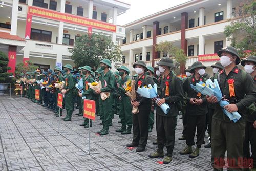 Thanh niên Quảng Nam hăng hái lên đường nhập ngũ. (Ảnh: Tấn Nguyên)