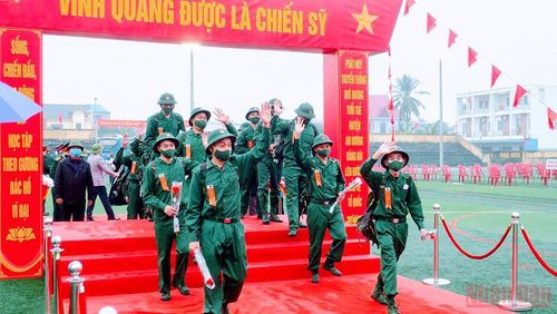 Thanh niên huyện An Dương, Hải Phòng hăng hái lên đường nhập ngũ. (Ảnh: Ngô Quang Dũng)