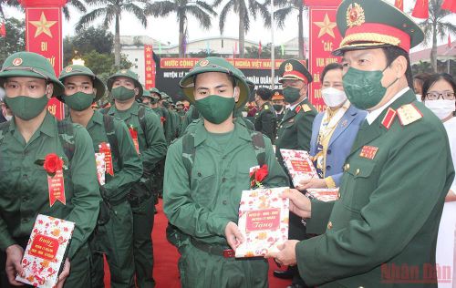 Thứ trưởng Quốc phòng, Thượng tướng Nguyễn Tân Cương tặng hoa các tân binh tỉnh Hà Nam lên đường nhập ngũ. (Ảnh: Đào Phương)