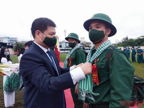 Chủ tịch UBND thành phố Tuy Hòa (Phú Yên) Cao Đình Huy trao quà động viên các thanh niên lên đường làm nghĩa vụ bảo vệ Tổ quốc. (Ảnh: Trình Kế)