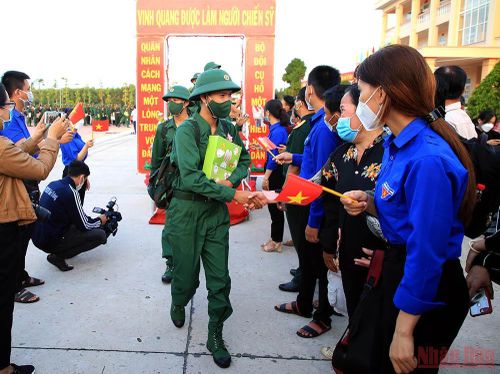  Thanh niên Sóc Trăng hăng hái lên đường bảo vệ Tổ quốc. (Ảnh: Nguyễn Phong)
