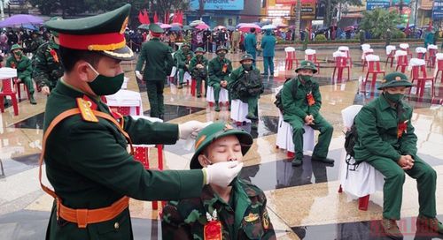 Các đơn vị nhận quân tổ chức test nhanh Covid-19 cho các tân binh tỉnh Quảng Ninh. (Ảnh: Quang Thọ)