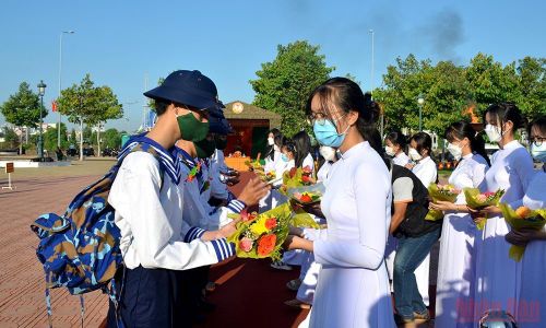 Thiếu nữ thành phố Phan Thiết (Bình Thuận) tặng hoa các tân binh. (Ảnh: Đình Châu)