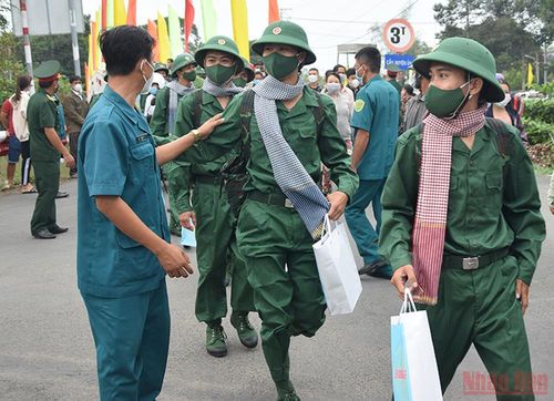 Tân binh của huyện Thanh Bình, tỉnh Đồng Tháp có mặt trong lễ giao nhận quân. (Ảnh: Hữu Nghĩa)