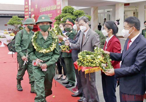Lãnh đạo thành phố Đà Lạt tặng hoa động viên các tân binh lên đường nhập ngũ. (Ảnh: Mai Văn Bảo)