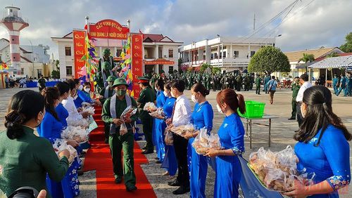 Các tân binh tỉnh Cà Mau hăng hái lên đường làm nhiệm vụ thiêng liêng với Tổ quốc. (Ảnh: Hữu Tùng)
