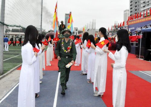 Thanh niên Đà Nẵng hăng hái lên đường nhập ngũ.