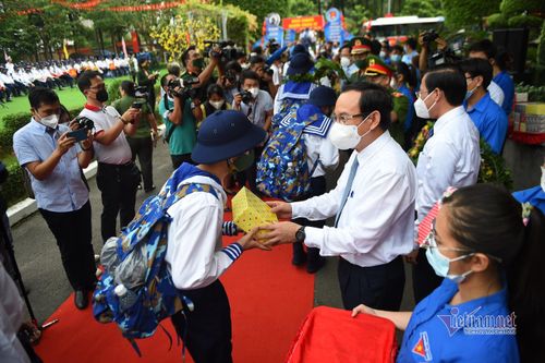 Bí thư Thành ủy TP.HCM Nguyễn Văn Nên tặng hoa và quà chúc mừng các tân binh lên đường thực hiện nhiệm vụ thiêng liêng, cao cả với Tổ quốc
