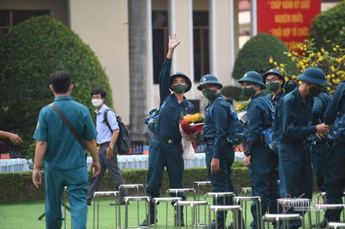 Một tân binh vẫy tay chào người thân