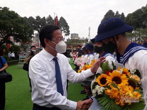 Cái bắt tay và lời chúc tân binh của Chủ tịch TP.HCM Phan Văn Mãi