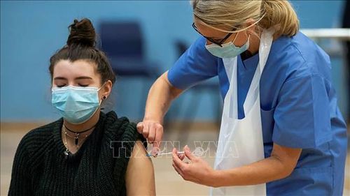Tiêm vaccine ngừa COVID-19 tại trung tâm tiêm chủng di động ở phía Bắc London, Anh. Ảnh: AFP/TTXVN