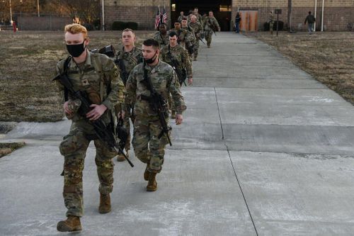 Các binh sĩ Mỹ đến Đông Âu hôm 14/2 từ căn cứ Fort Bragg, Bắc Carolina, Mỹ. Ảnh: New York Times.