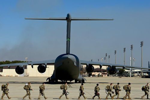 Các binh sĩ Mỹ đến Đông Âu hôm 14/2 từ căn cứ Fort Bragg, Bắc Carolina, Mỹ. Ảnh: New York Times.