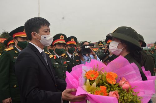 Bí Thư Tỉnh ủy Quảng Trị Lê Quang Tùng tặng hoa chúc mừng công dân nữ Nguyễn Thị Hải Vân lên đường nhập ngũ.