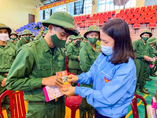 Bí thư Tỉnh đoàn Quảng Trị Trần Thị Thu tặng quà tân binh huyện Vĩnh Linh ngày nhập ngũ. Ảnh: Lê Trường.