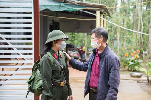 Là nữ tân binh duy nhất của tỉnh Quảng Trị, Nguyễn Thị Hải Vân (thành phố Đông Hà) được bố căn dặn kỹ lưỡng trước ngày lên đường làm nghĩa vụ thiêng liêng của Tổ quốc. Ảnh: Lê Trường.