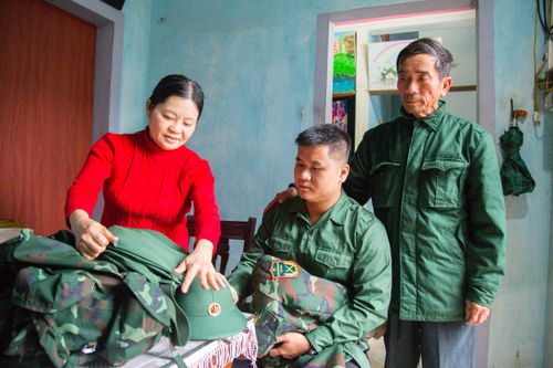 Tân binh Nguyễn Đức Thái Trình (thị trấn Gio Linh, huyện Gio Linh) sau khi tốt nghiệp Trường Đại học Luật Huế năm 2021 đã viết đơn tình nguyện nhập ngũ. Ảnh: Lê Trường.