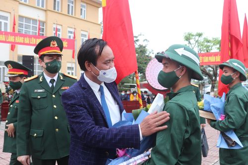 Chủ tịch UBND tỉnh Quảng Trị Võ Văn Hưng tặng quà động viên các tân binh huyện Hải Lăng.