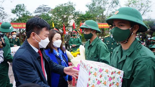 Chủ tịch Ủy ban MTTQ Việt Nam tỉnh Quảng Trị Đào Mạnh Hùng; Chủ nhiệm Ủy ban Kiểm tra Tỉnh ủy Quảng Trị Hồ Thị Thu Hằng tặng hoa, quà chúc mừng, động viên các tân binh huyện Triệu Phong.