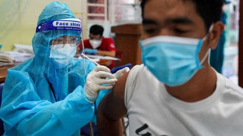Vaccine vẫn là "vũ khí" hiệu quả để bảo vệ người dân khỏi SARS-CoV-2. Ảnh: Phạm Ngôn.