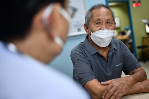 Người cao tuổi là nhóm nguy cơ cao cần được bảo vệ khỏi dịch Covid-19. Ảnh: Duy Hiệu.