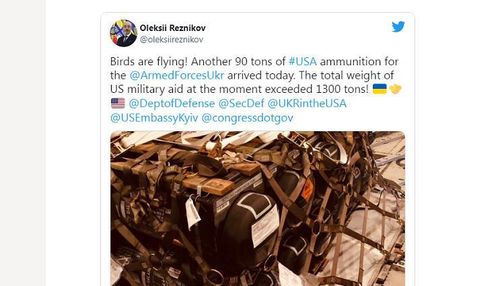 Bộ trưởng Quốc phòng Ukraine Oleksiy Reznikov đăng tải bức ảnh về việc Mỹ cung cấp vũ khí trên tài khoản Twitter của mình. (Nguồn: Twitter)