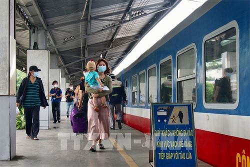 Đường sắt đang triển khai chương trình khuyến mãi giảm giá vé 50% cho hành khách đi trên các đoàn tàu từ ngày 21-2 đến ngày 31-3-2022. Ảnh minh họa: TTXVN