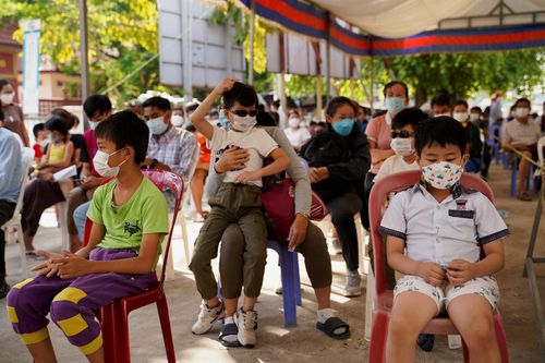  “Vì vậy, cần phải tiêm phòng cho trẻ em nhóm 3-5 tuổi để bảo vệ chúng khỏi biến chủng Omicron”, thủ tướng Campuchia cho biết. Ông nói thêm rằng có khoảng 700.000 trẻ em ở độ tuổi này trên khắp đất nước. Ảnh: Reuters. 