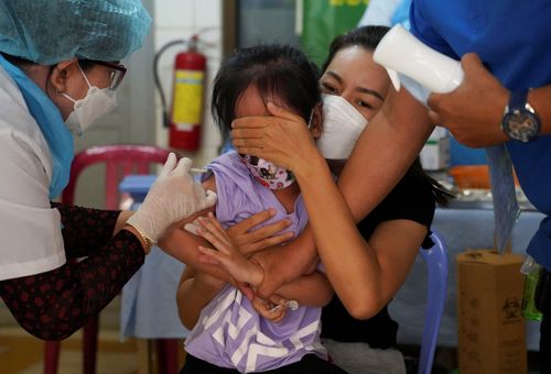  Một trẻ em đang được tiêm vaccine ngừa Covid-19 tại một trung tâm y tế ở Phnom Penh, Campuchia vào ngày 23/2. Ảnh: Reuters. 