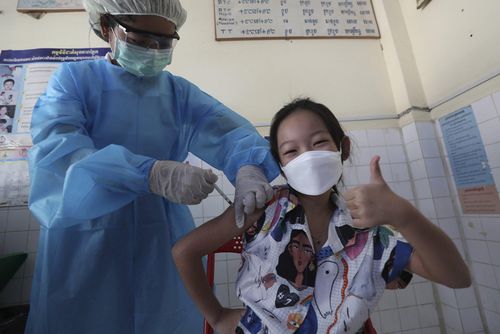  Hầu hết loại vaccine được sử dụng trong chiến dịch tiêm chủng của Campuchia là Sinovac và Sinopharm. Trước đó, nước này cũng thực hiện chiến dịch tiêm chủng ngừa Covid-19 cho trẻ em nhóm 6-12 tuổi. Ảnh: AP. 
