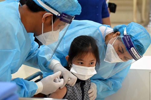  Gần 90% dân số Campuchia đã nhận ít nhất một mũi tiêm ngừa Covid-19. Hơn 85% dân số đã tiêm mũi thứ hai và hơn 27% đã tiêm mũi thứ ba, theo số liệu do chính phủ công bố. Campuchia cũng đã triển khai tiêm mũi vaccine thứ tư đối với nhóm người có nguy cơ cao. Ảnh: AFP. 
