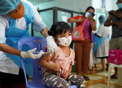  Ông Hun Sen cho biết kể từ khi làn sóng Omicron tấn công Campuchia vào tháng 12/2021, hơn 20% số ca nhiễm là trẻ từ 5 tuổi trở xuống. Bên cạnh đó, vị thủ tướng nói rằng ngay cả đứa cháu chưa đầy hai tuổi của mình cũng nhiễm biến chủng Omicron. Ảnh: Reuters. 