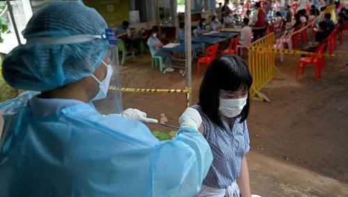  Thủ tướng Campuchia cũng khẳng định rằng vaccine không chỉ làm giảm nguy cơ lây nhiễm, mà còn giúp giảm thiểu mức độ nghiêm trọng của tình trạng bệnh. Ảnh: AFP. 